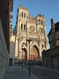 La cathédrale vue depuis la rue André.