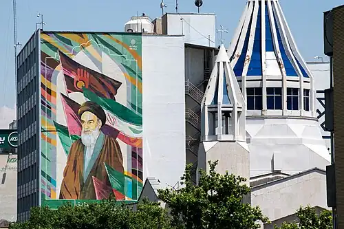 La cathédrale et un portrait de l'ayatollah Khomeini