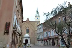 Façade vue depuis le parvis.