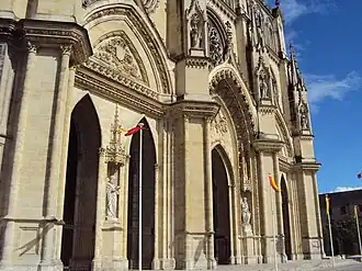 Portail à festons d'inspiration médiévale (XVIIIe&nbsp;siècle-XIXe&nbsp;siècle).