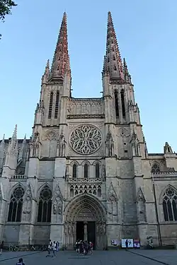 La cathédrale Saint-André. Un bâtiment en pierre imposant.
