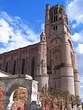 Cathédrale. Au premier plan, quelques arches, vestiges du cloitre de l'ancienne cathédrale démolie au XIIIe&nbsp;siècle.