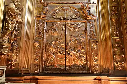 Porte du reliquaire droit.