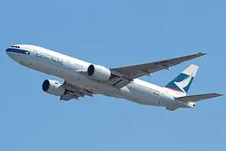 B-HNL, le premier Boeing 777-200 livré à Cathay Pacific, décollant de l'aéroport international de Hong Kong.