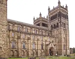 Entrée principale sur la façade nord.