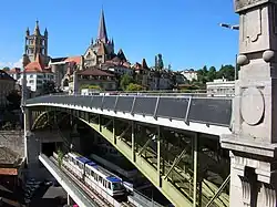 Les ponts Bessières et St-Martin avec, au deuxième plan, la colline de la Cité et la cathédrale.