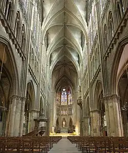 Nef gothique de la cathédrale Saint-Étienne de Metz (Moselle, Lorraine).