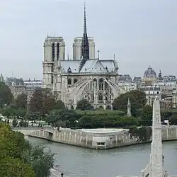 Chevet de la cathédrale Notre-Dame de Paris au-dessus du square Jean-XXIII.
