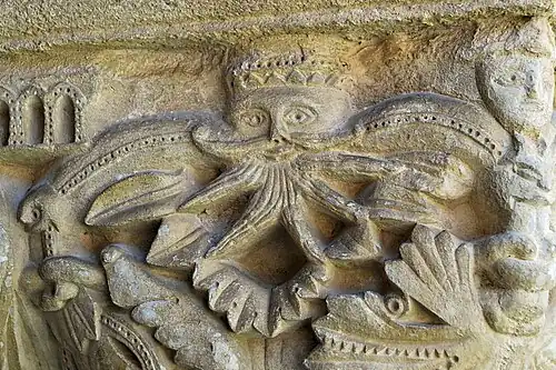 Détail d'un chapiteau de la galerie orientale.