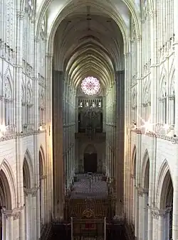 La partie la plus ancienne de l'édifice, la nef, haute de 42,3&nbsp;mètres, vue depuis le triforium du chœur. Au fond, la rosace flamboyante surmontant la tribune des grandes orgues.