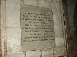 Plaque dans la crypte de la cathédrale de Chartres (français).