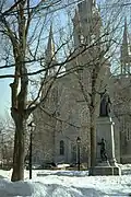 La cathédrale de Saint-Jérôme en 2007, avec la statue du curé Labelle.