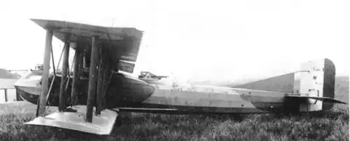 Photo noir et blanc d'un avion au sol.