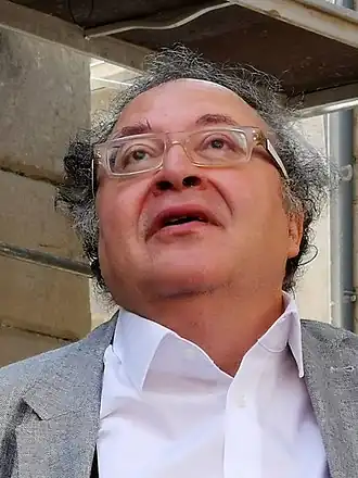 Portrait en contre-plongée de Frédéric Lodéon lors d'un concert public le 14 septembre 2019