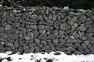 Muraille en pierres crues (ou écrues) à Caussols (Alpes-Maritimes).