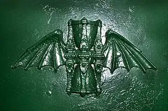 Sablier ornant la porte du caveau funéraire de la famille Fortoul des Magnans, cimetière de Jausiers, Alpes-de-Haute-Provence, France.