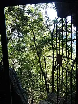 Entrée munie d'une grille