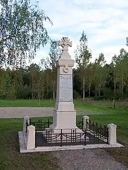 Le monument aux morts devant l'église (oct.&nbsp;2012)