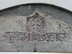 Un linteau de porte dans le village.