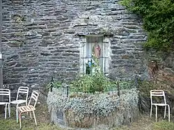 Le pont sur la Pique fait face à l'oratoire de saint Étienne et permet d'accéder à des chemins vers la forêt