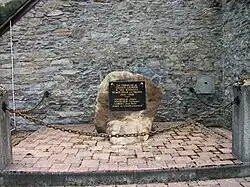 Le monument aux morts placé devant l'église