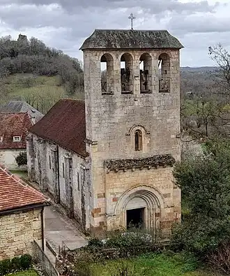 Vue de l'église depuis la route.