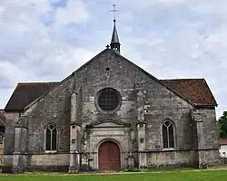 La façade de l'église.