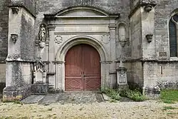 Le portail latéral.