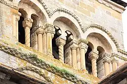 Détail du clocher roman.