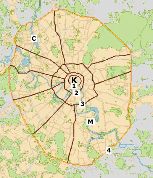 Plan simplifié de Moscou montrant les zones construites (beige), les parcs et forêts (vert) et les principales avenues : K : Kremlin - M : Moskova - C : Canal de Moscou - 1 : Anneau des boulevards - 2 : Anneau des Jardins (limite extérieure du Moscou historique) - 3 : Troisième anneau routier de Moscou - 4 : Rocade MKAD.