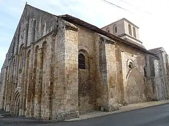 Façade de trois quarts.