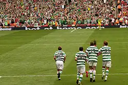 quatre footballeurs se congratulent