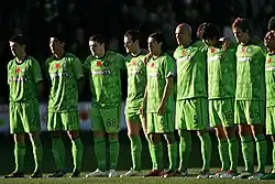 plusieurs footballeurs les uns à côté des autres