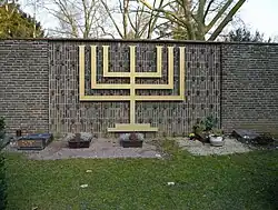 Menorah au cimetière de Francfort-sur-Main, Allemagne, XXe&nbsp;siècle.