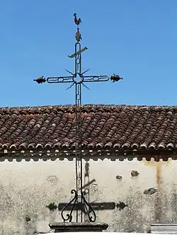 Croix de la Passion dans le bourg.
