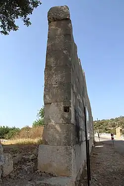 Liste des prêtres, sur la tranche du mur du temple.