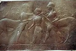 Combat du roi des Lapithes contre les centaures Bronze repoussé, v. 630. Musée Arch., Olympie