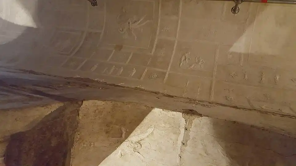 Le grand panneau représente le rapt de Ganymède, autour duquel des représentations d'Attis, de palmettes et des Amours. Les panneaux carrés à l'extérieur représentent Médée et Jason à gauche, et Hercule et Hésioné à droite. Au dessous, une série composée de : Victoire et Candélabre, Tête de Méduse, le Maître et l'école, Victoire et Candélabre. Vers la gauche, des scènes de campagne et d'autres palmettes. Vers la droite, des magiciens, des palmettes, ainsi que les Dioscures et les filles de Leucippe dans le grand panneau central suivant.