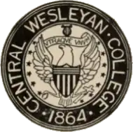 Sceau en noir et blanc, représentant un aigle blanc aux ailes écartées, autour du sceau l'inscription "CENTRAL·WESLEYAN·COLLEGE·1864".