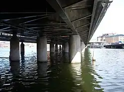 La construction en acier de la partie sud du pont, vue vers le nord.