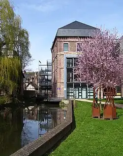 Centre culturel multimédia.