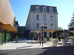 Terrasses aux abords du parc.