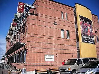 La communauté autochtone constitue une minorité importante dans la ville. Ici, le Centre d'amitié autochtone (CAAVD), ouvert aux allochtones comme aux autochtones. Le Centre d'amitié autochtone de Val-d'Or, présidé par Oscar Kistabish, est membre du Regroupement des centres d'amitié autochtones du Québec.