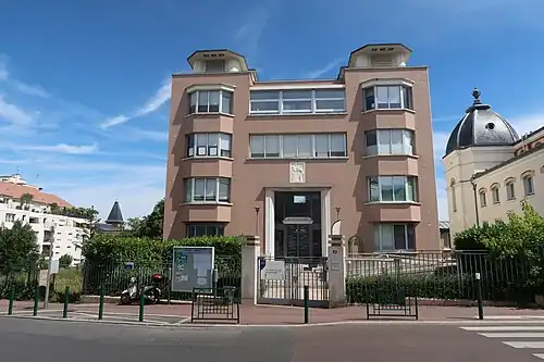 Photographie en couleur d'un bâtiment.