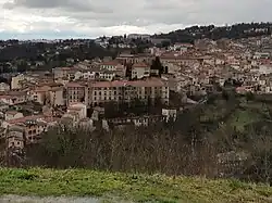 Photographie du centre-ville de Thiers avec l'ancien hôpital visible au centre de ce dernier.