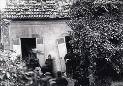 La police entre dans le pavillon de Nogent-sur-Marne, au no&nbsp;9 rue du Viaduc, ou Valet et Garnier étaient retranchés.