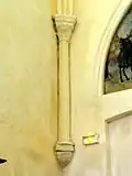 Colonne en encorbellement dans l'angle nord-ouest, réemployée du chœur de 1150.