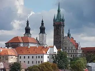 Église baroque et Tour noire.