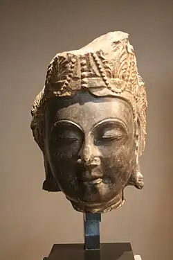 Tête de Bodhisattva. Marbre. Fin VIe&nbsp;siècle Chine, début Sui (581-618). Musée Cernuschi