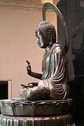 Vitarka-mudrā. Bouddha japonais, XVIIIe&nbsp;siècle. Paris, Musée Cernuschi.